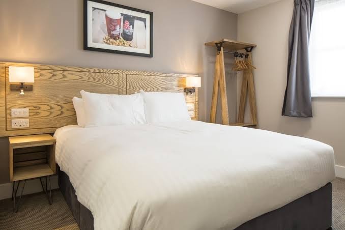 Raven's Cliff by Marston's Inns