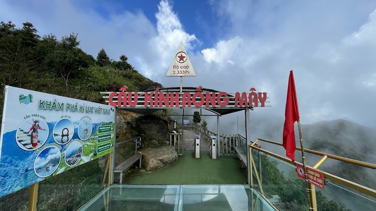 Khách Sạn Cầu Kính Rồng Mây