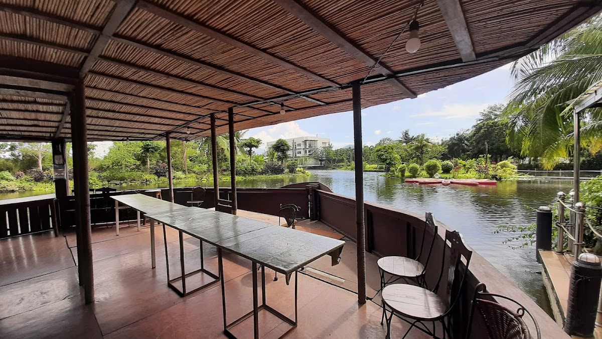 Kamayan at Palaisdaan Resto Resort