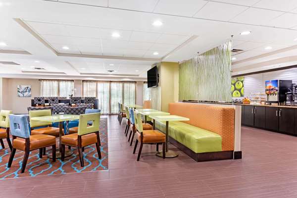 La Quinta Inn & Suites by Wyndham Tampa North I-75 photo 2