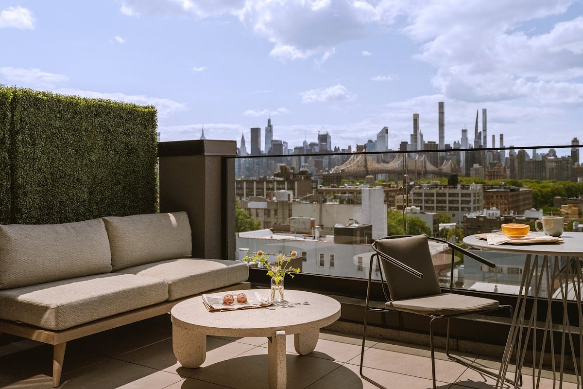 The Dutch Hotel Long Island City, Sonder