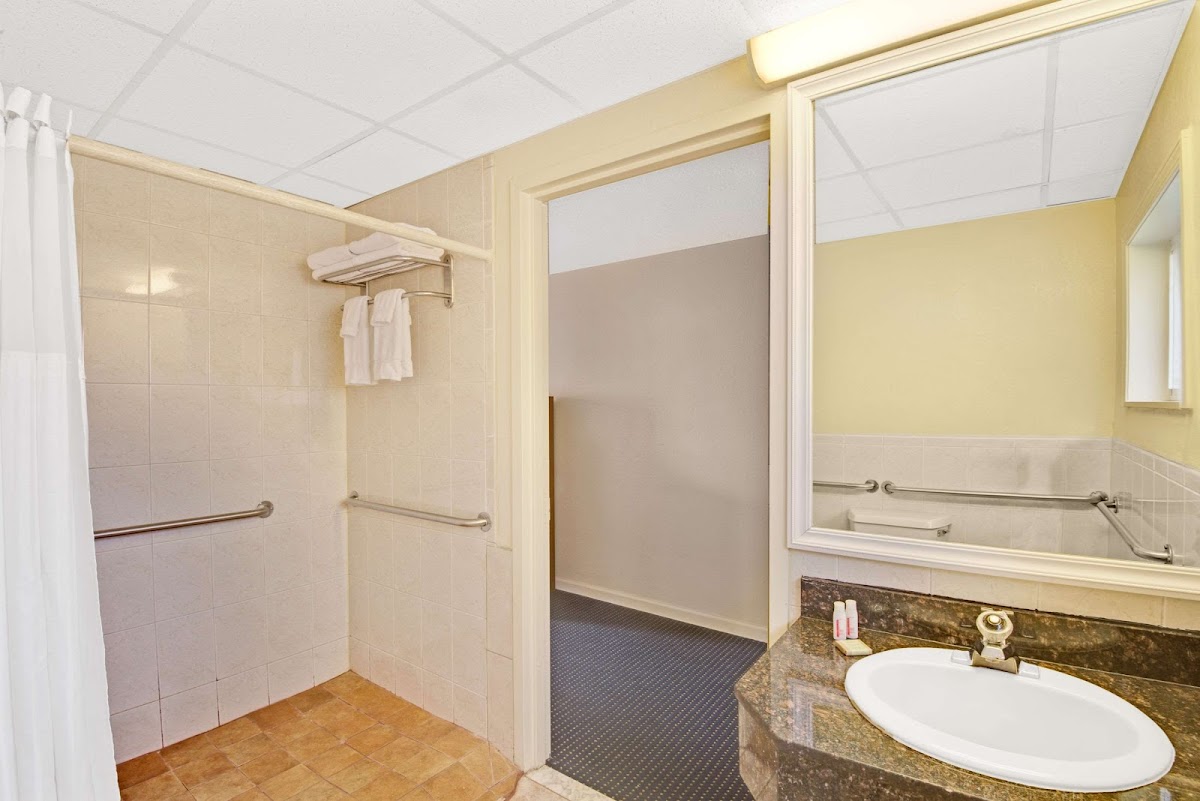 Super 8 by Wyndham Milford/New Haven photo 3