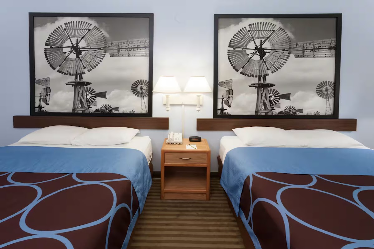 Super 8 by Wyndham Huntington photo 2