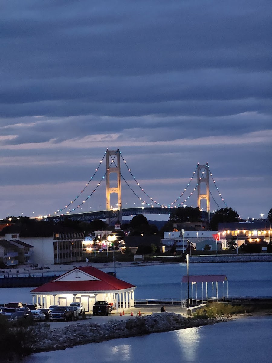 Mackinaw Beach & Bay Inn & Suites photo 3