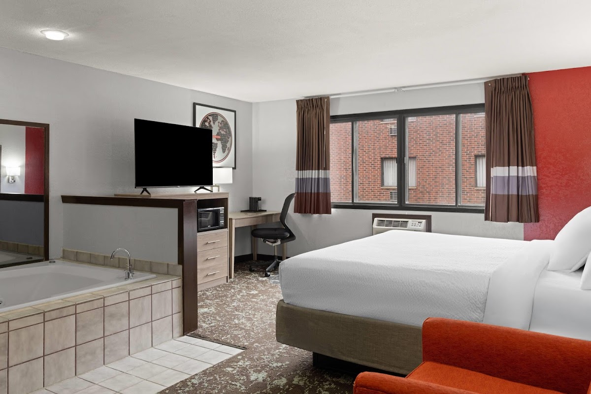Ramada by Wyndham Cedar Rapids South photo 2