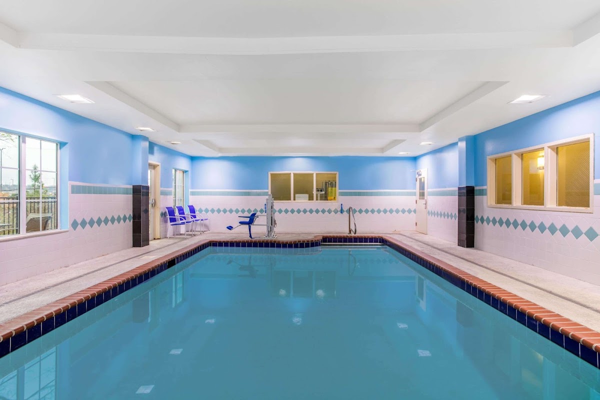 La Quinta Inn & Suites by Wyndham Fultondale Birmingham N photo 3