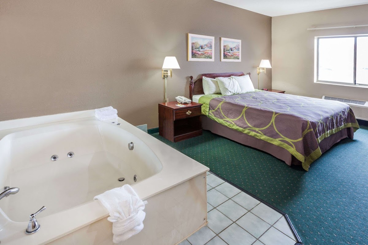 Super 8 by Wyndham Valparaiso