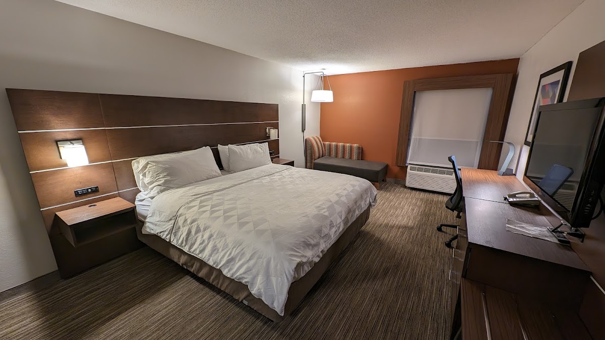 Holiday Inn Express & Suites photo 2