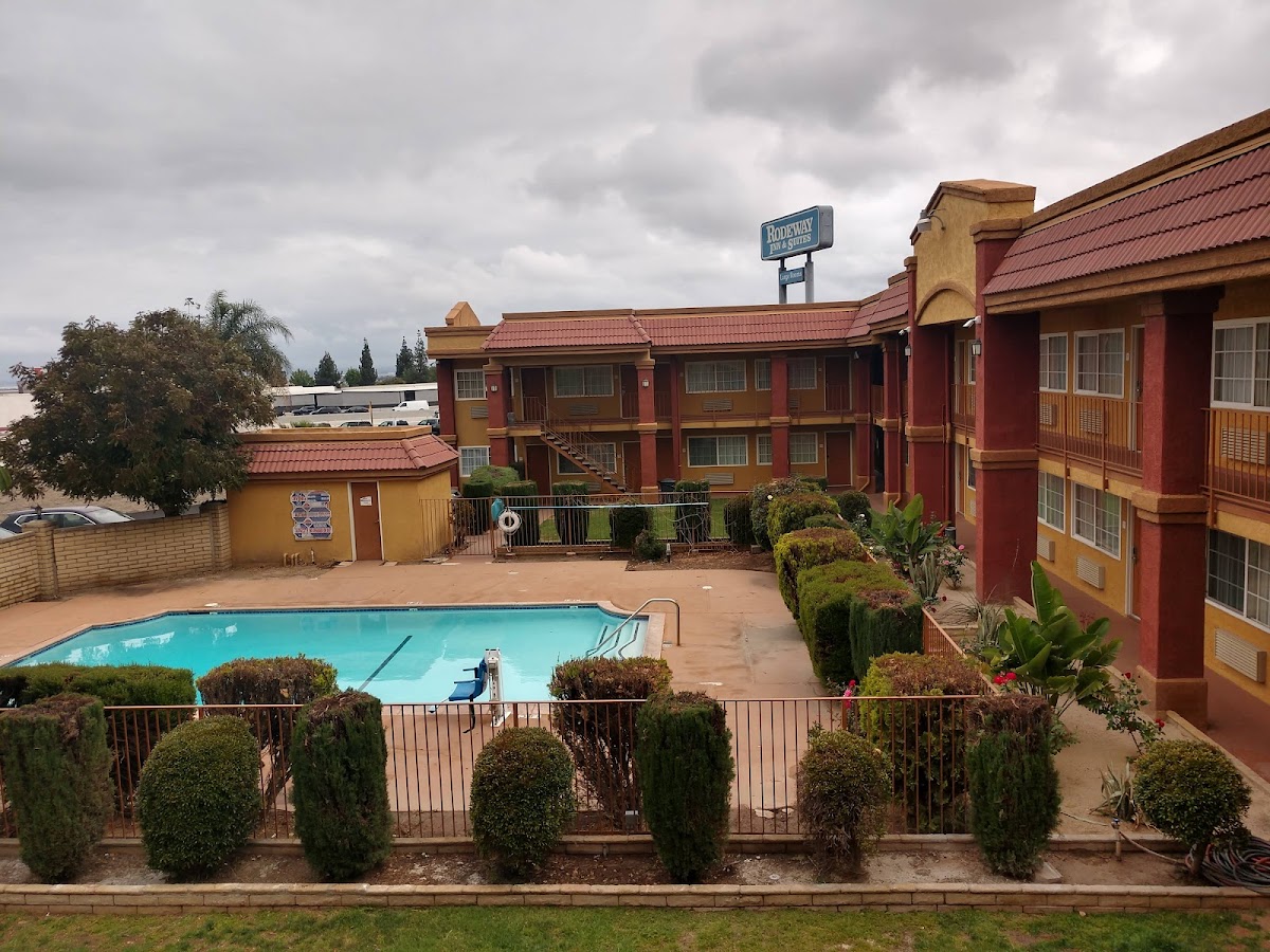 Rodeway Inn & Suites