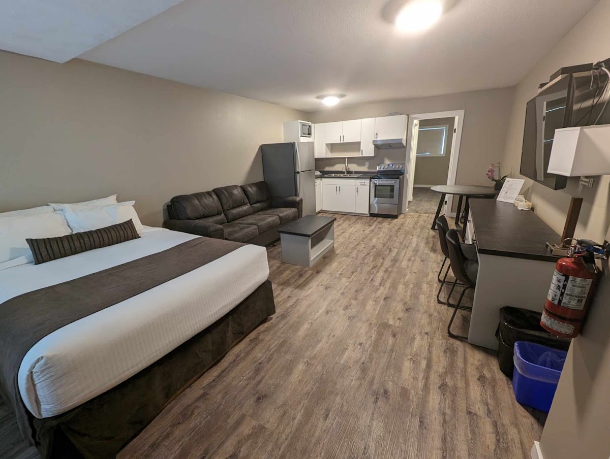 Creston Hotel & Suites photo 2