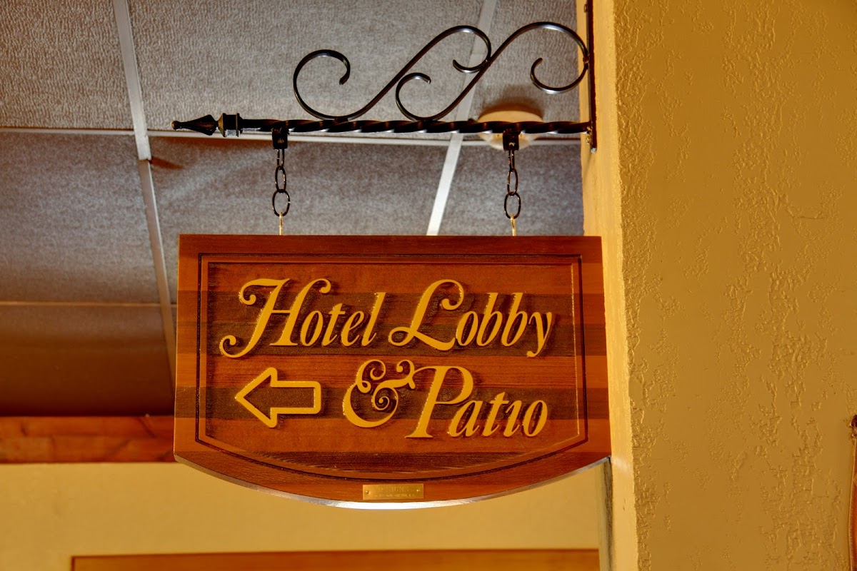 Creston Hotel & Suites photo 3