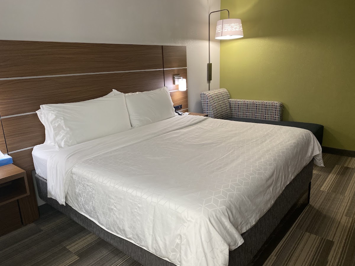 Holiday Inn Express Fairfax - Arlington Boulevard, an IHG Hotel photo 2