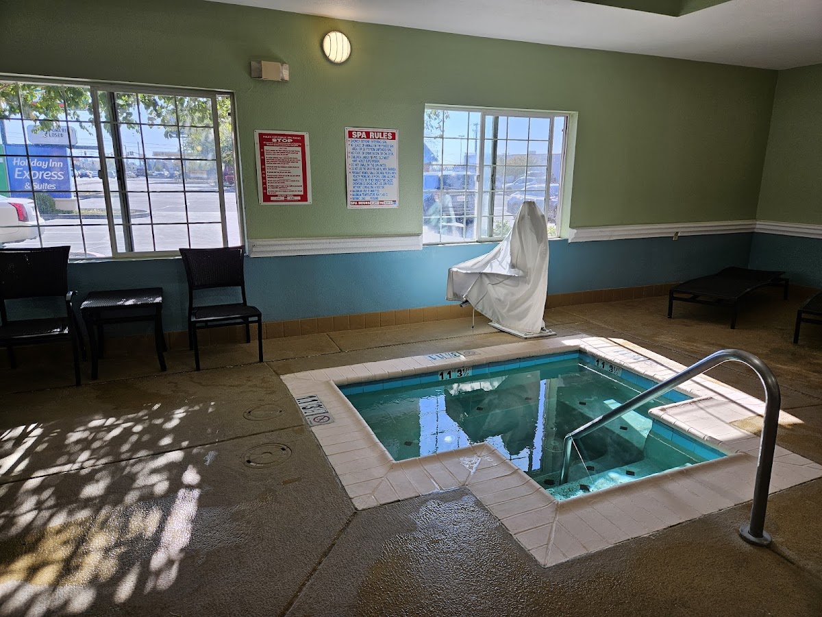 Holiday Inn Express & Suites Klamath Falls Central by IHG photo 3