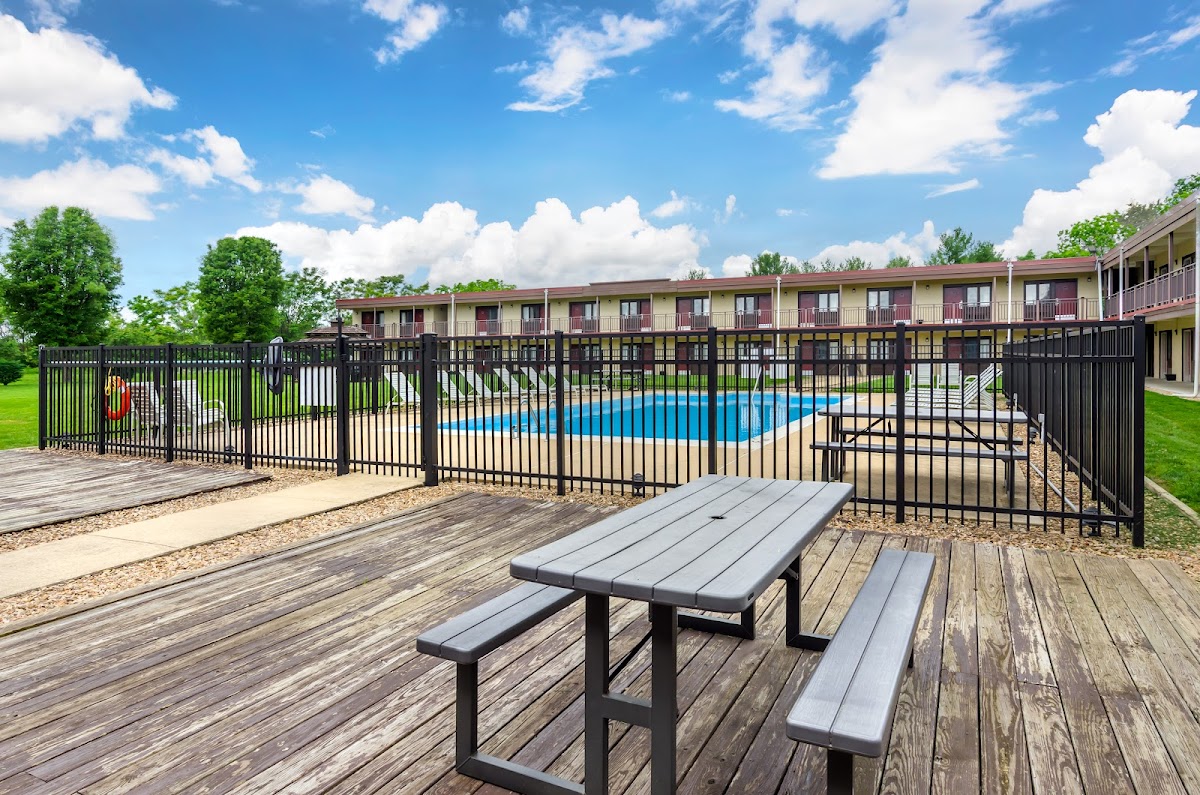 Red Roof Inn & Suites Staunton photo 3
