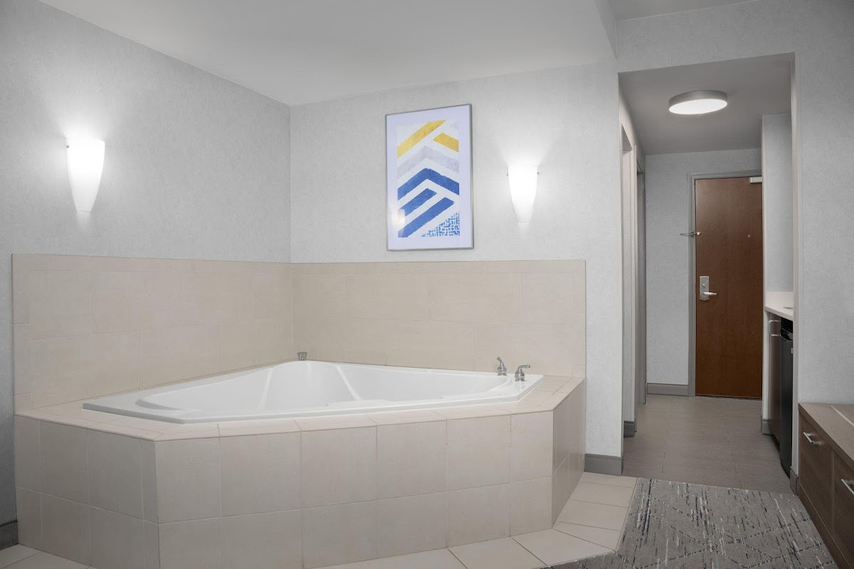 Holiday Inn Express & Suites Alexandria - Fort Belvoir by IHG photo 3