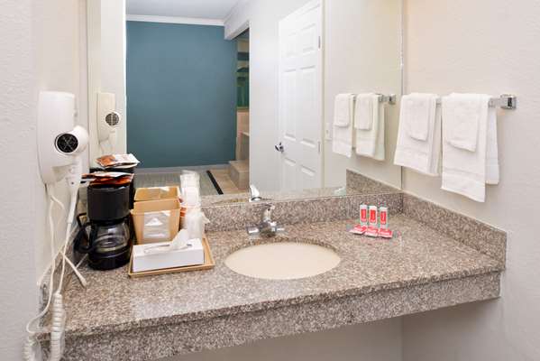 Econo Lodge Inn & Suites Port Arthur near Sabine Pass photo 3