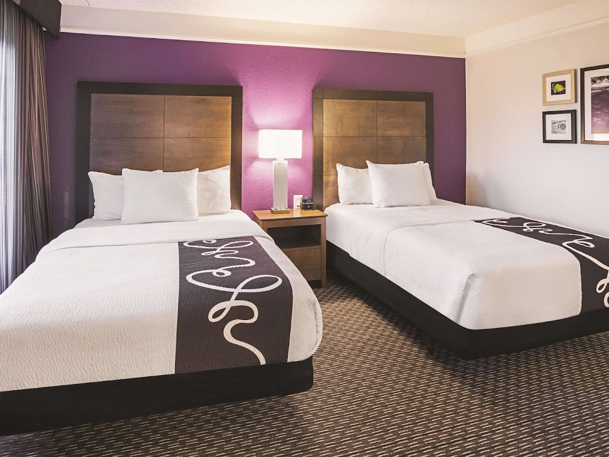 La Quinta Inn & Suites by Wyndham Fort Worth North photo 2
