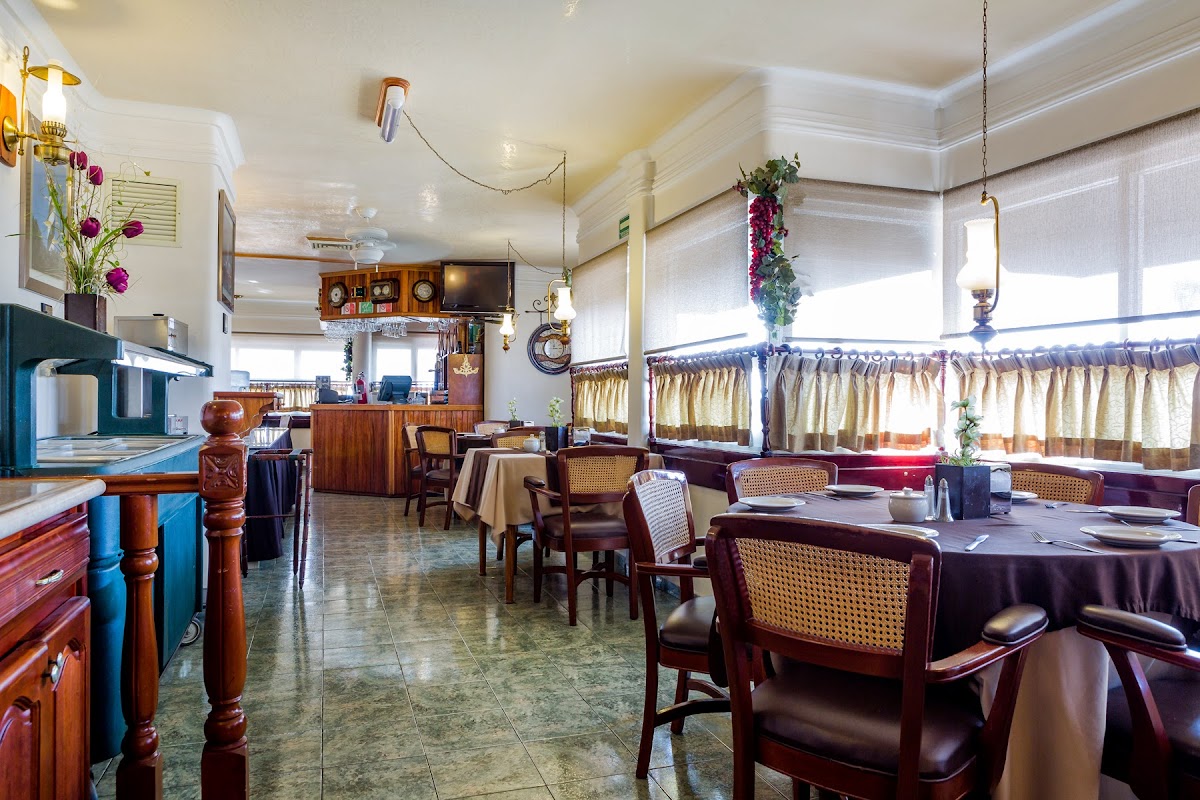 Aliana Hotel & Suites photo 3