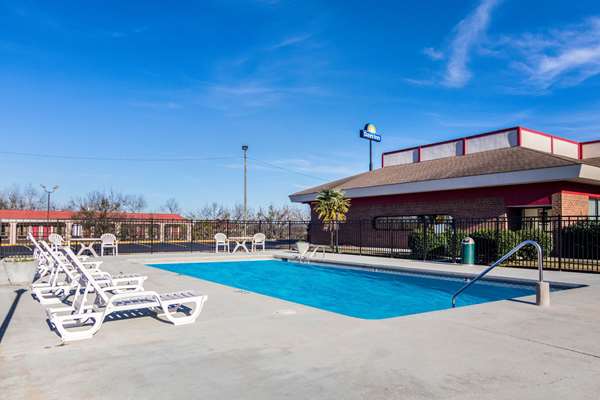 Econo Lodge Inn & Suites Conference Center photo 3