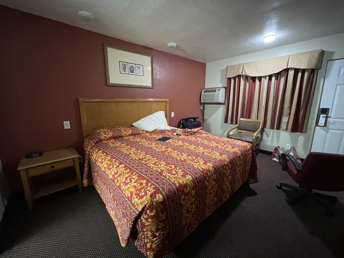 Western Inn & Suites photo 2