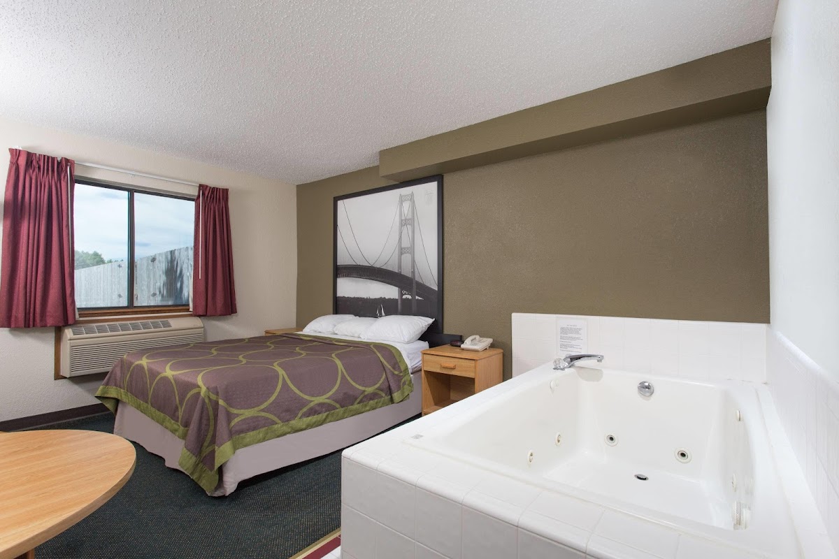 Super 8 by Wyndham Houghton Lake photo 2