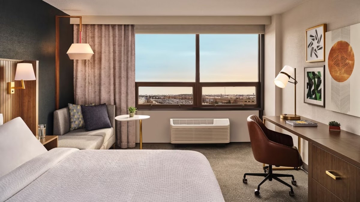 Holiday Inn & Suites London South by IHG photo 2