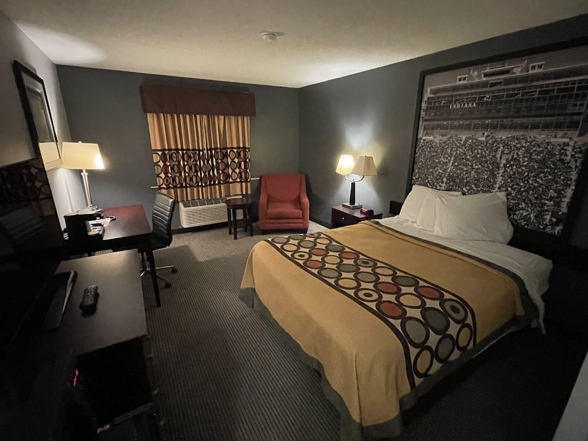 Super 8 by Wyndham Bloomington University Area