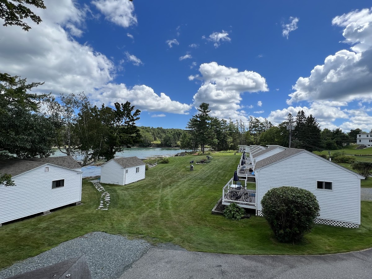 Edgewater Motel & Cottages