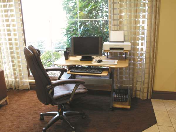 La Quinta Inn & Suites by Wyndham Memphis Primacy Parkway photo 3