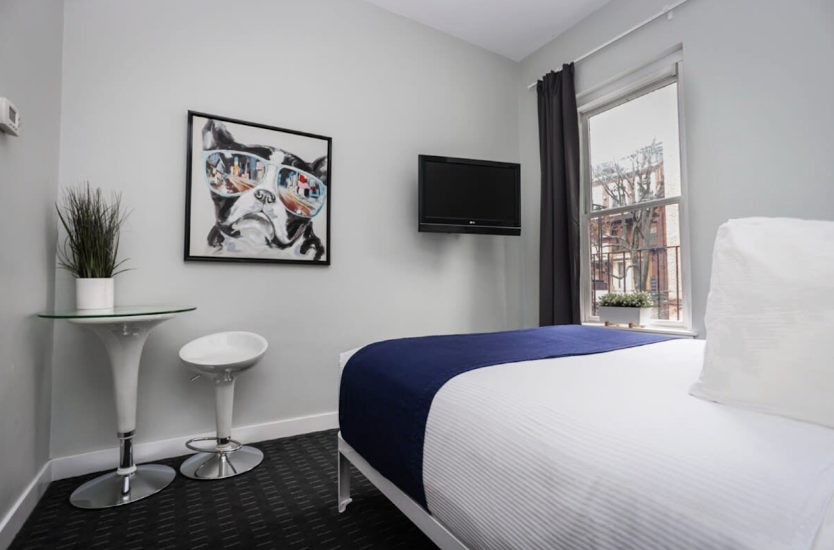 Maverick Suites photo 2