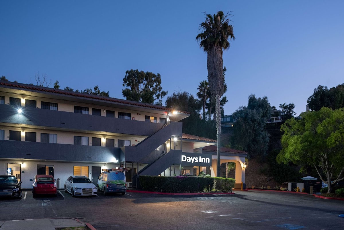 Days Inn by Wyndham Encinitas Moonlight Beach photo 2