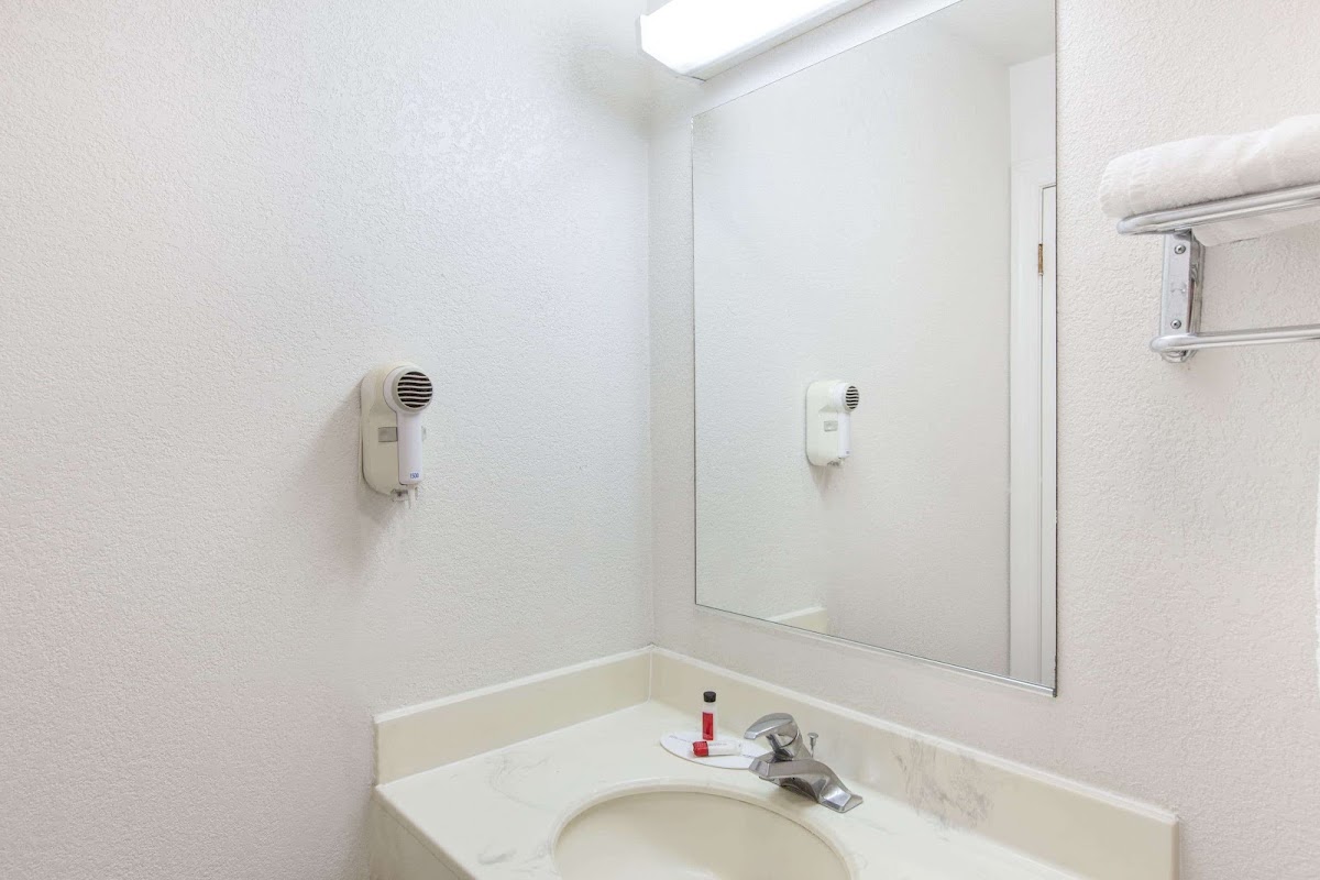 Travelodge by Wyndham Los Banos CA photo 3