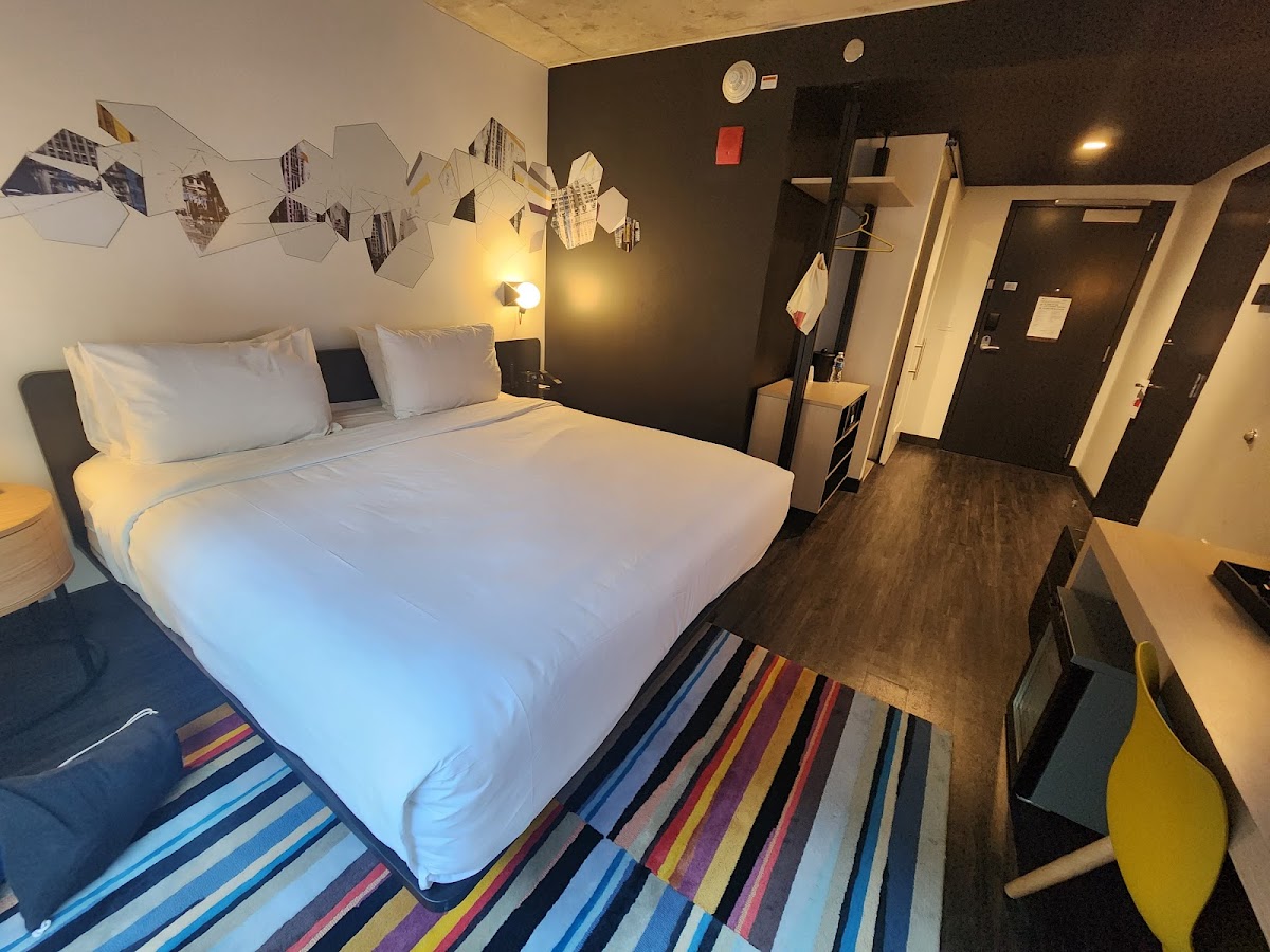 Aloft Chicago Mag Mile photo 2