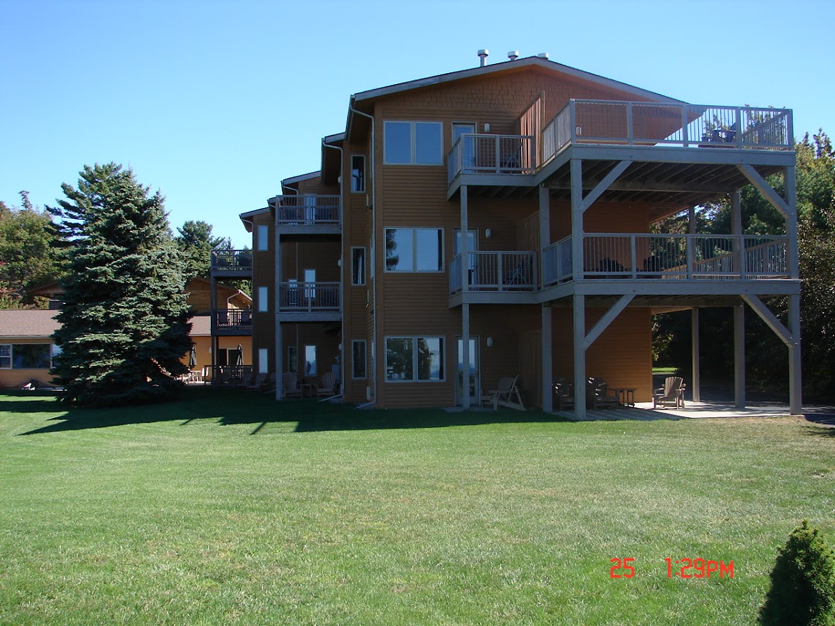 Lake Bluff Inn & Suites photo 2