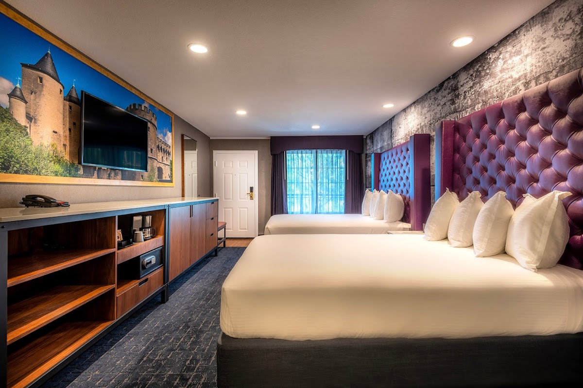 Camelot Inn & Suites photo 2