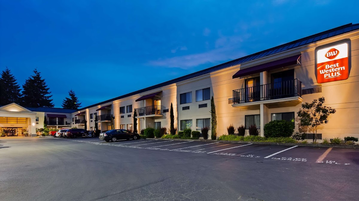 Best Western Plus Plaza by the Green