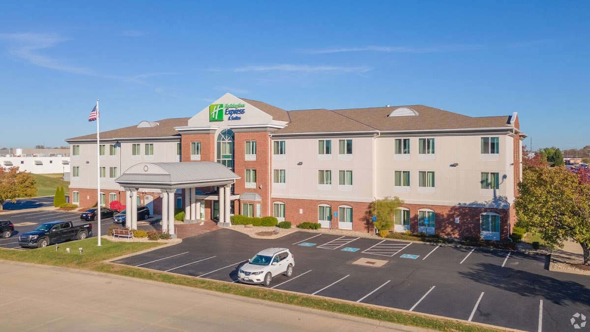 Holiday Inn Express & Suites Cincinnati-Blue Ash