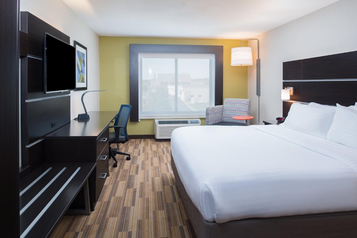 Holiday Inn Express & Suites Bismarck by IHG photo 2