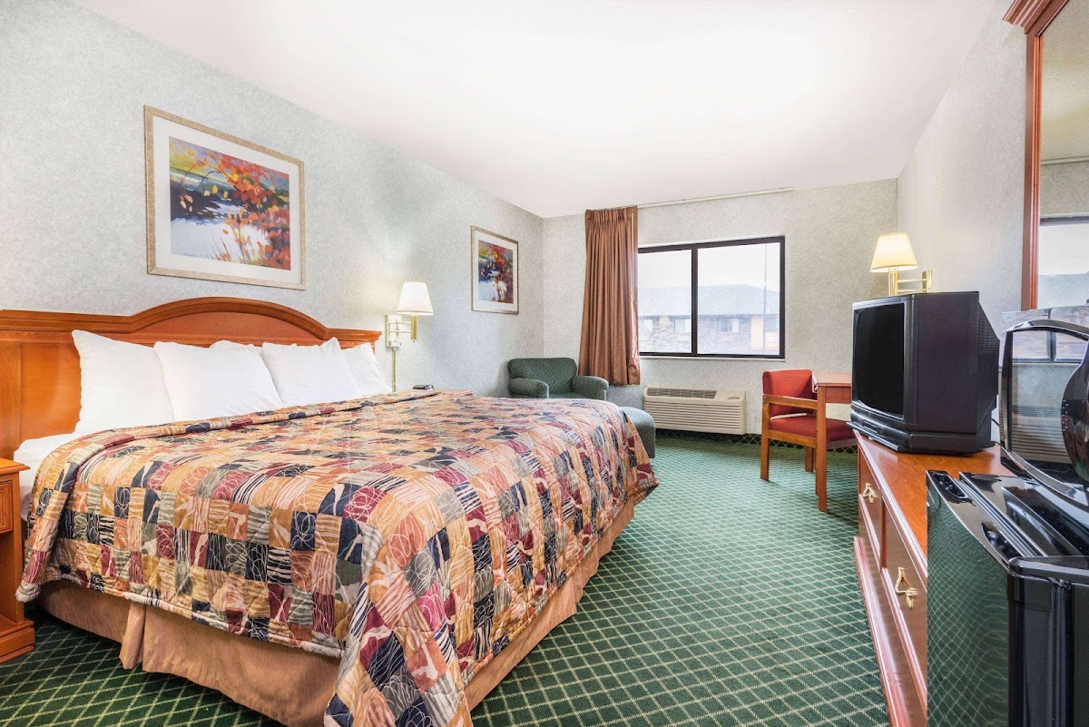 Days Inn by Wyndham Topeka photo 2