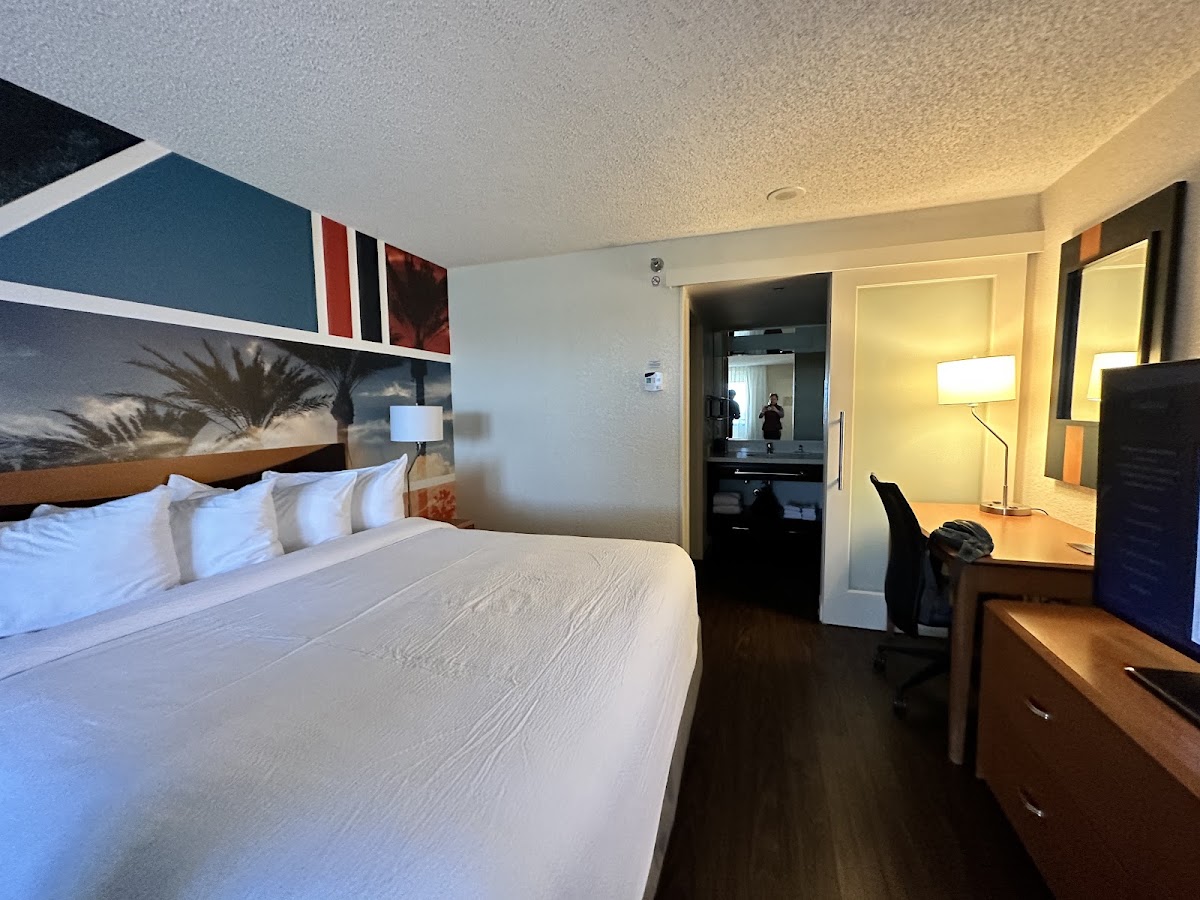 Courtyard by Marriott Anaheim Theme Park Entrance photo 2