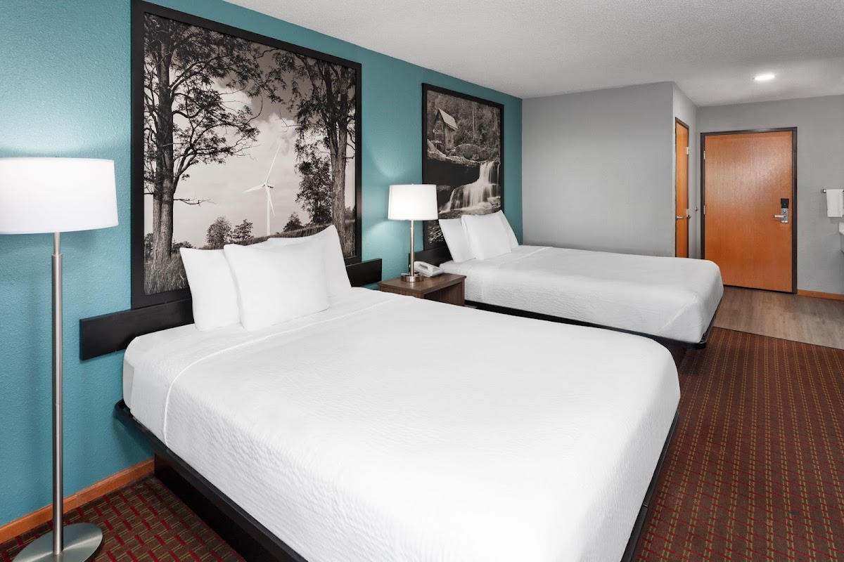 Super 8 by Wyndham McHenry/Fox Lake Area photo 2
