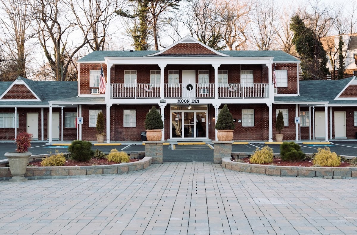 Moon Inn Hotel