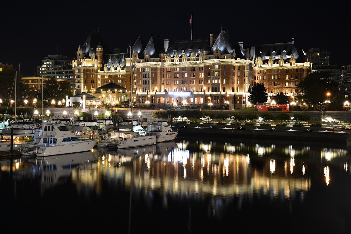 Royal Scot Hotel & Suites photo 2
