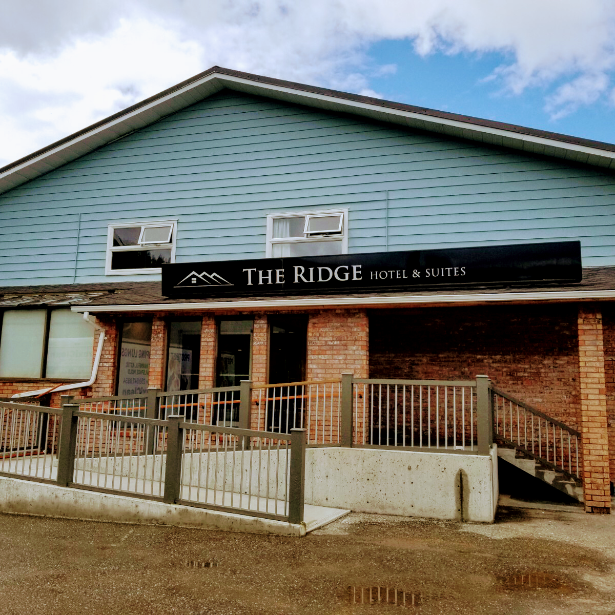 The Ridge Hotel & Suites