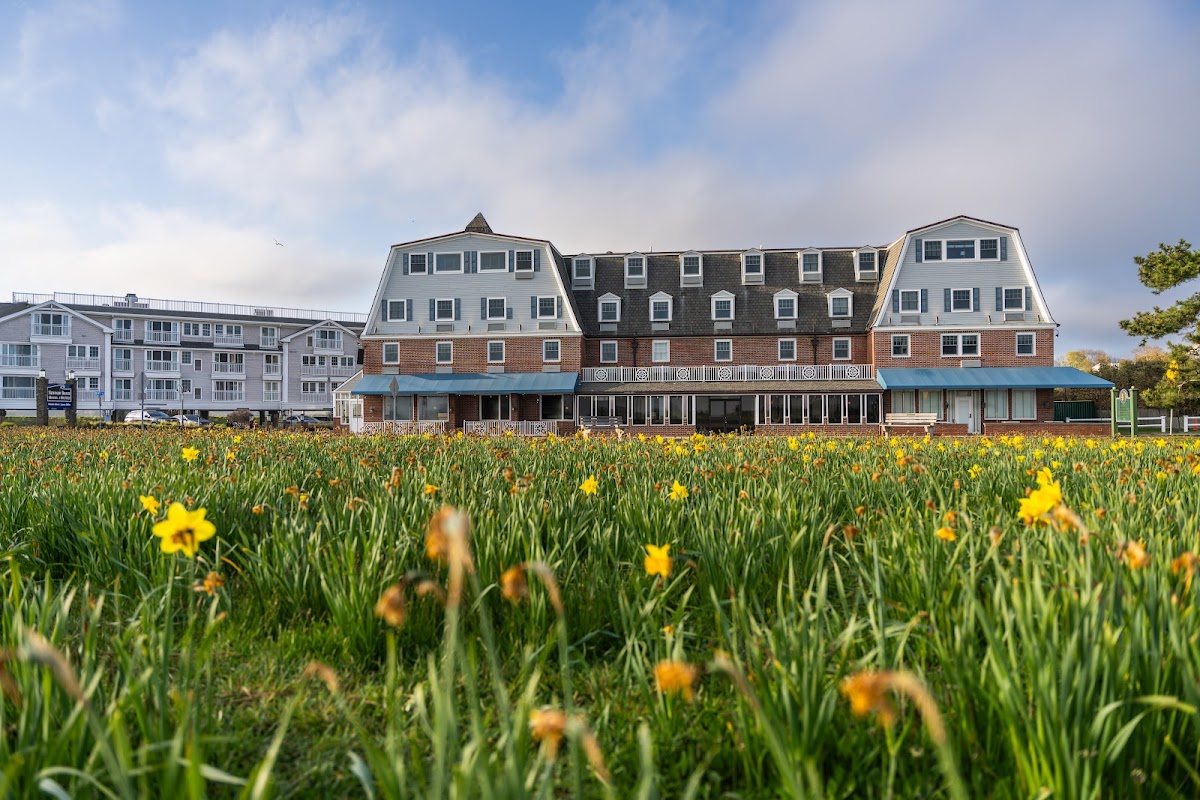 Newport Beach Hotel & Suites