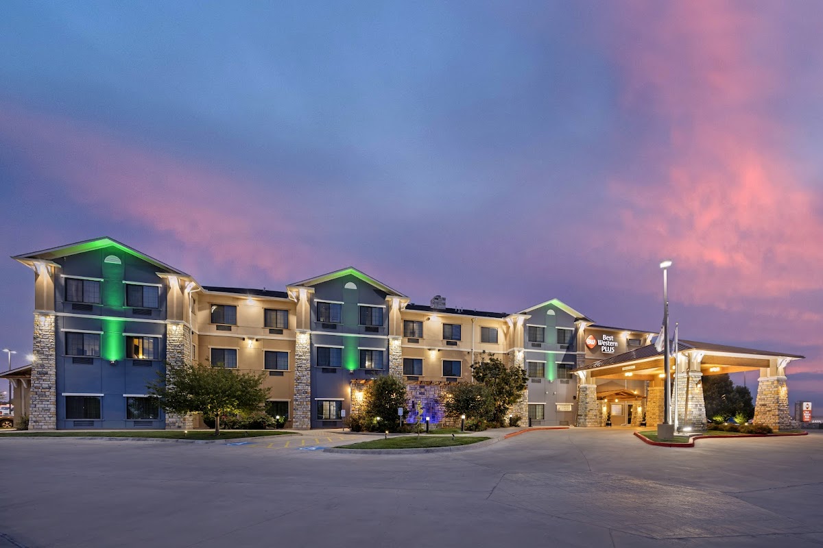 Best Western Plus Emerald Inn & Suites photo 3