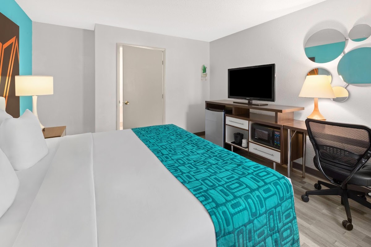Howard Johnson by Wyndham Romulus Detroit Metro Airport photo 2