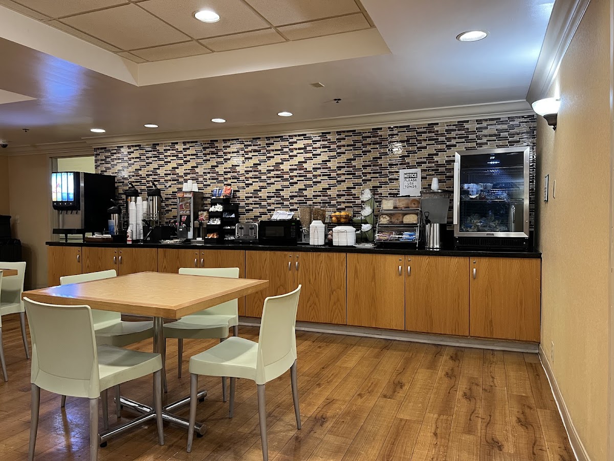 La Quinta Inn & Suites by Wyndham West Palm Beach Airport photo 3