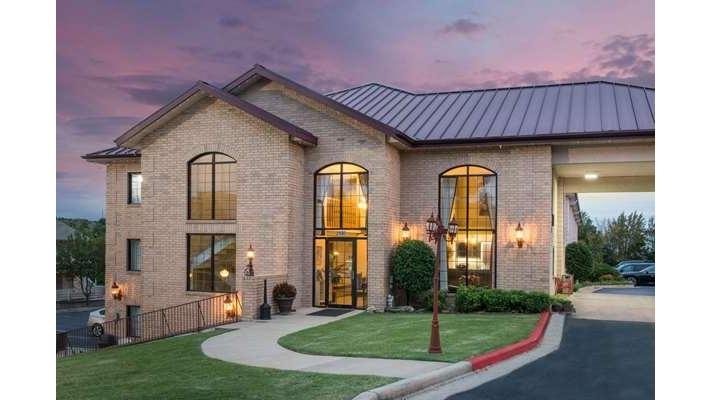 Super 8 by Wyndham at Branson by Thousand Hills.
