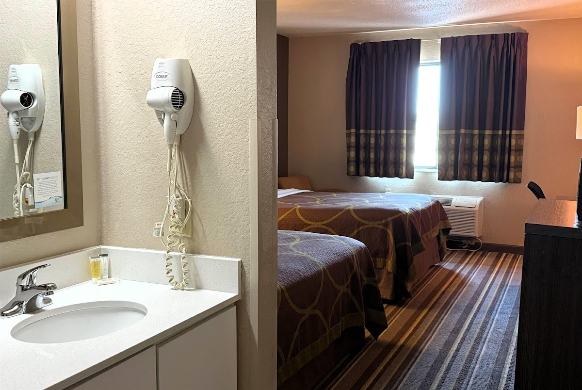 Super 8 by Wyndham Gas City Marion Area photo 3